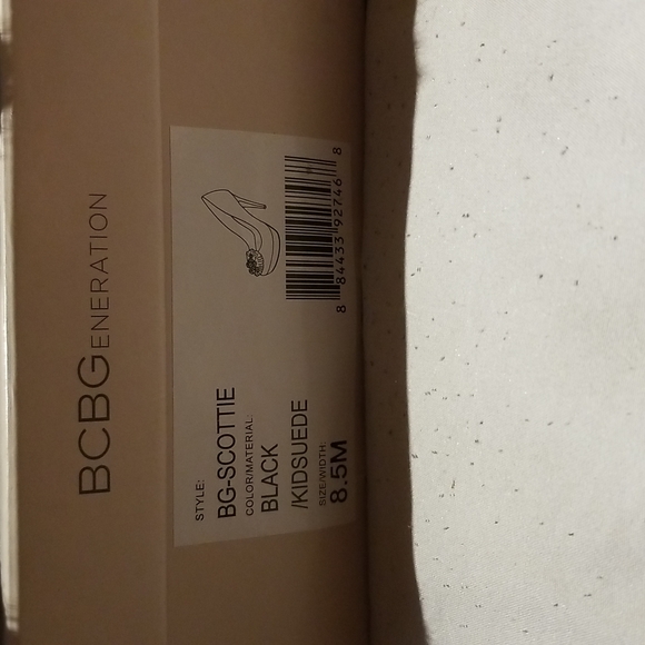 A black suede BCBG size 8.5 - Picture 3 of 4